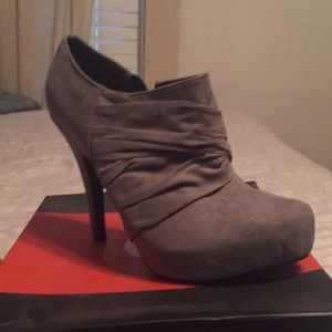 NWT G by Guess Women’s high heeled shoes